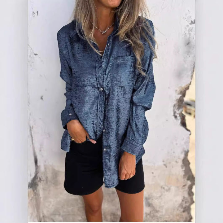 Dame satinbluse med knapdetalje og mode-strukturdesign Stilla