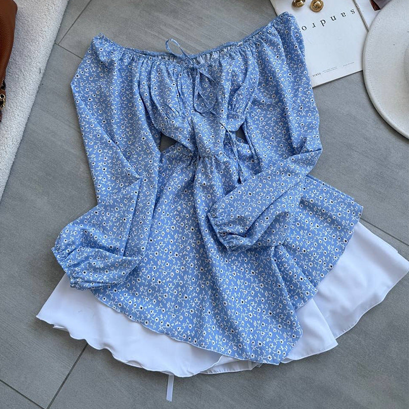 Damebluse med rynket ærme og blomsterdesign Stilla