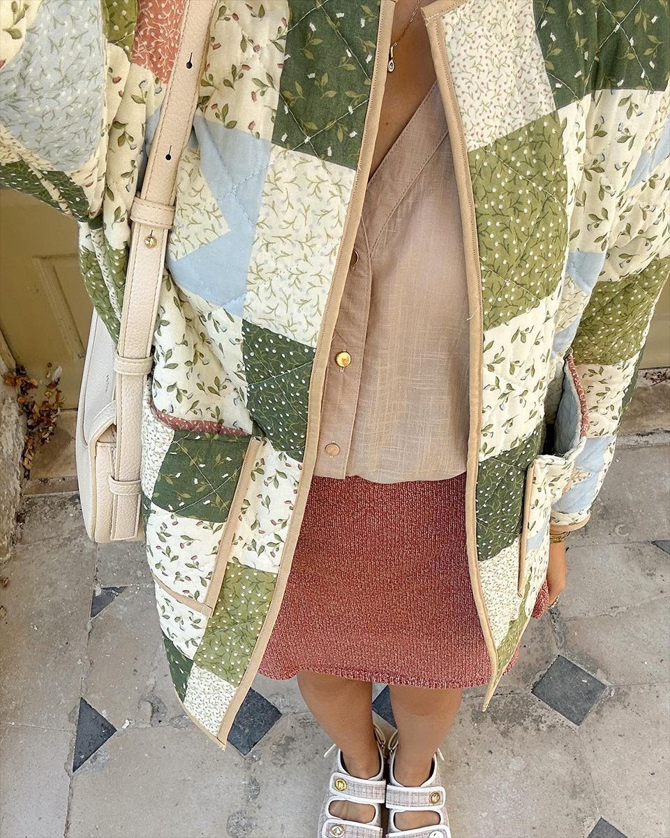 Kvinders patchwork quiltet jakke med blomstermotiv og synlig knapstolpe Stilla