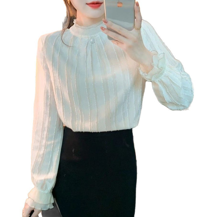 Dame elegant bluse med struktureret design og flæset kant Stilla