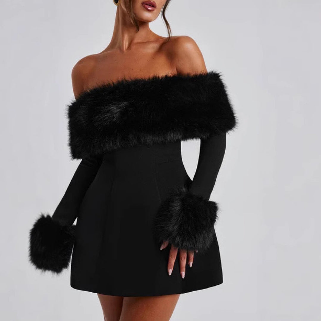 Kvinders mini kjole med elegant off-shoulder design og luksuriøse faux fur accenter