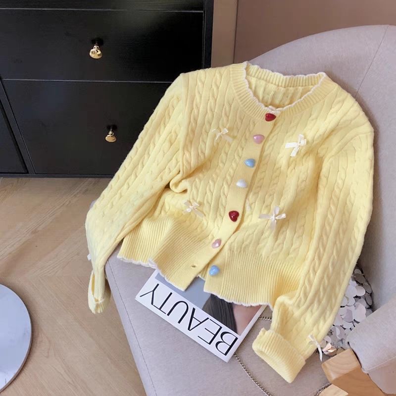 Kvinders cardigan med kabelmønster og legende pynt Stilla