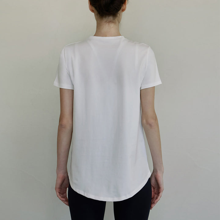 Dame afslappet T-shirt med asymmetrisk bund og åndbart materiale Stilla