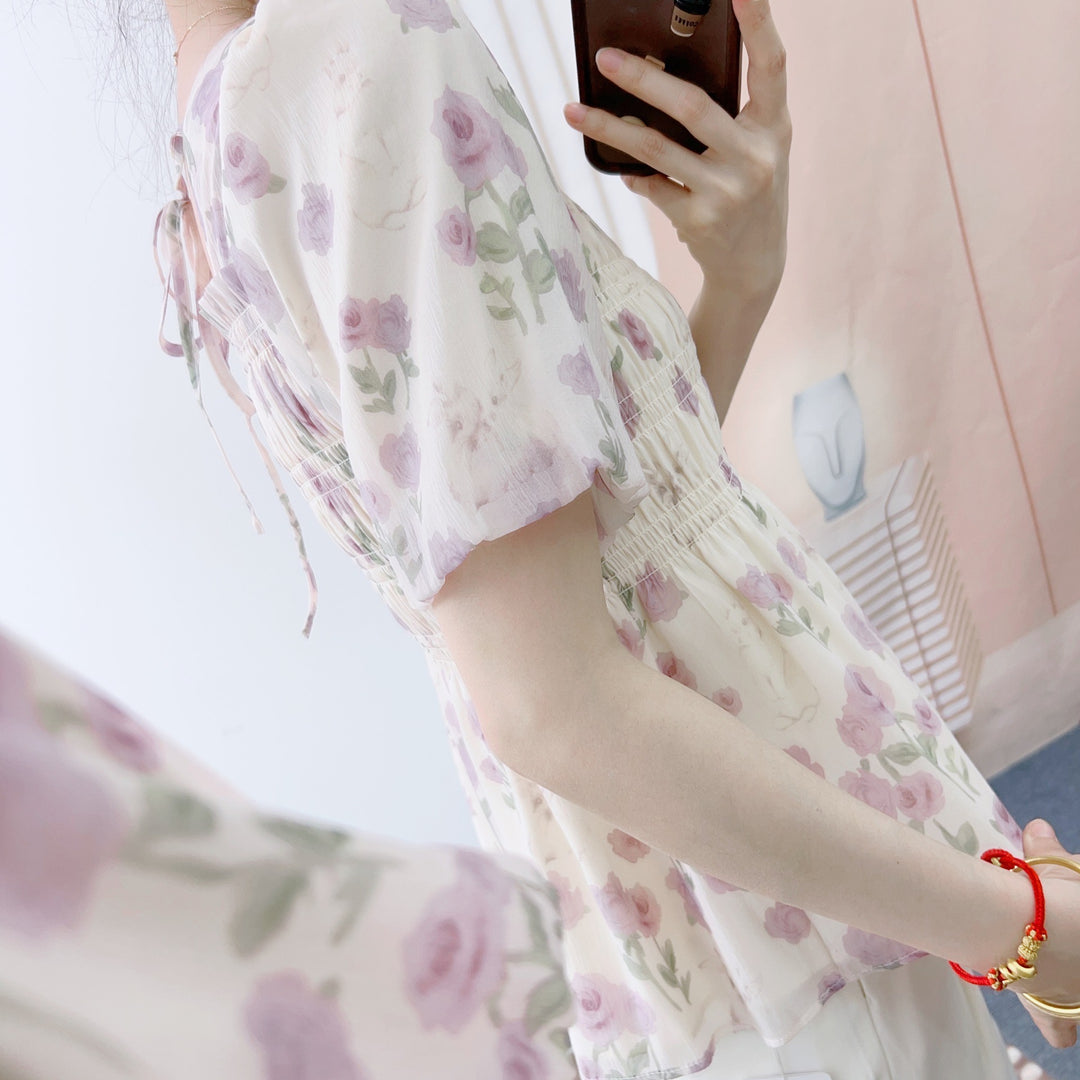 Damebluse med blomster smock-design og elastisk kant Stilla