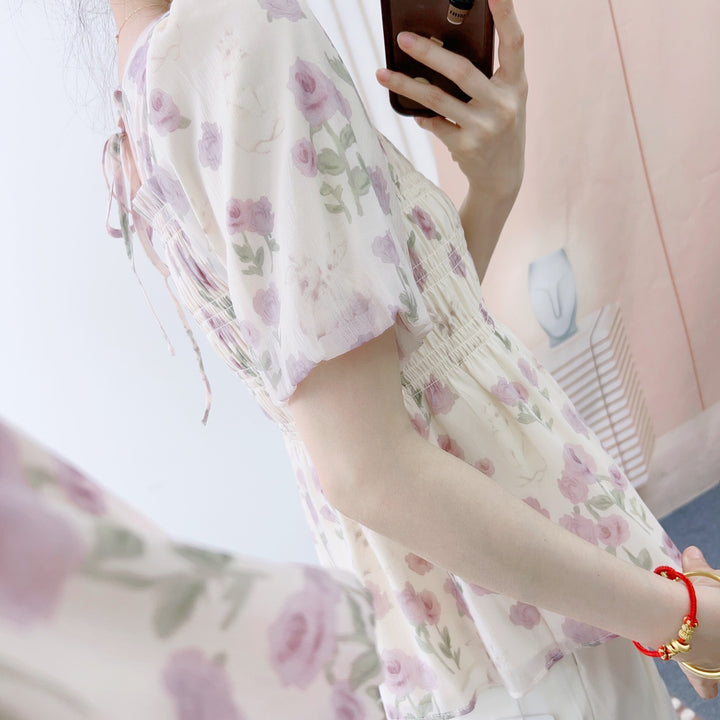 Damebluse med blomster smock-design og elastisk kant Stilla
