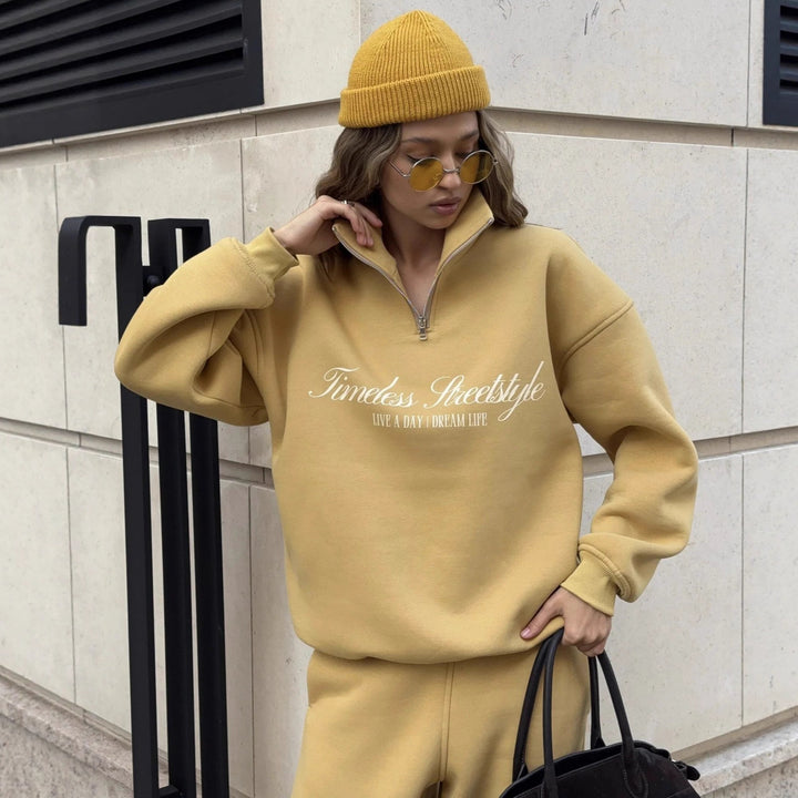 Kvindernes sporty hoodie med opretstående krave og lynlås Skovae