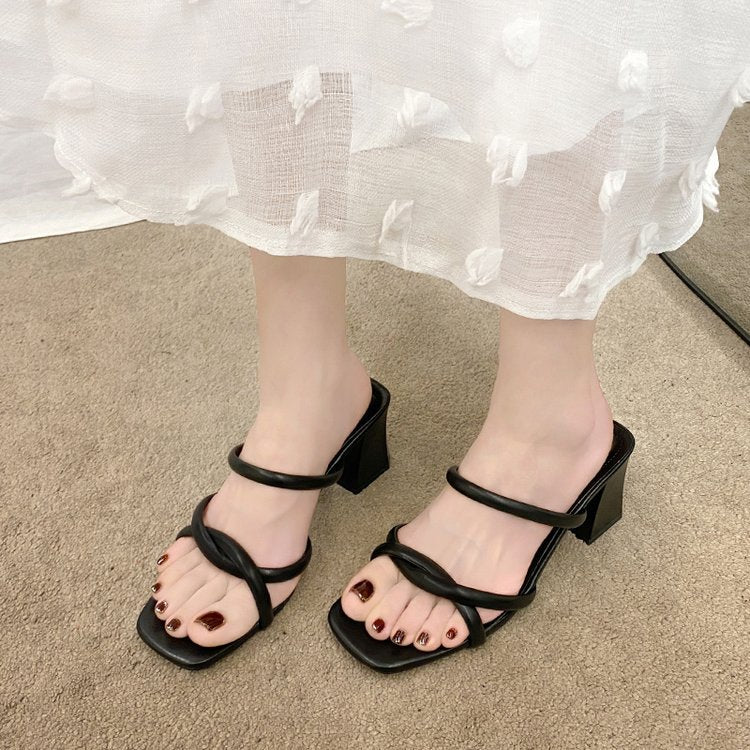 Dame Remmen-sandaler med komfortabel blokhæl og elegante dekorationsdetaljer Stilla