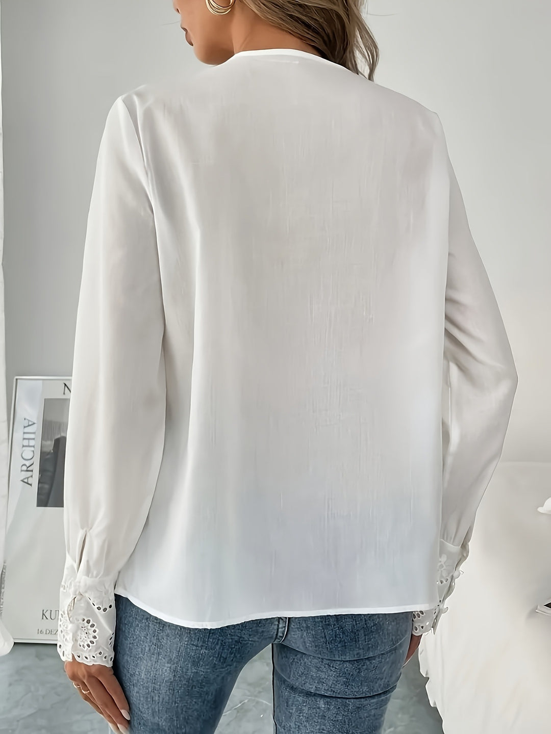 Dame elegant bluse med floral hulbroderi og voluminøse ærmer Stilla