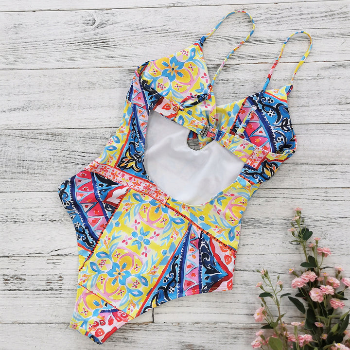Dame one-piece badedragt med blomster mønster og stilfuld indpakningsdetalje Stilla
