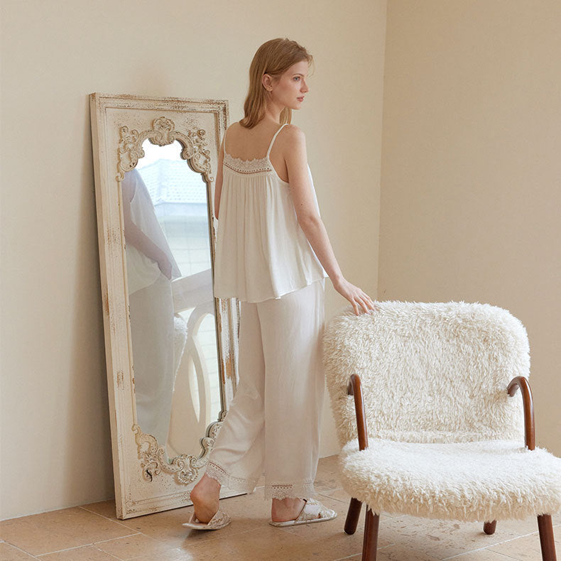 Dame Pyjamasæt med elegant blondedetalje og løs pasform Stilla