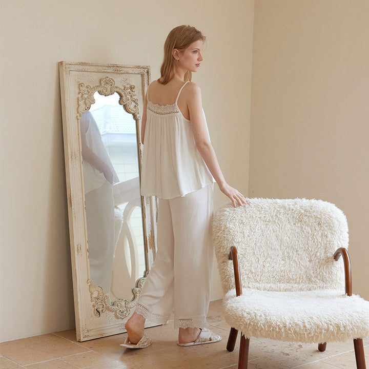 Dame Pyjamasæt med elegant blondedetalje og løs pasform Stilla