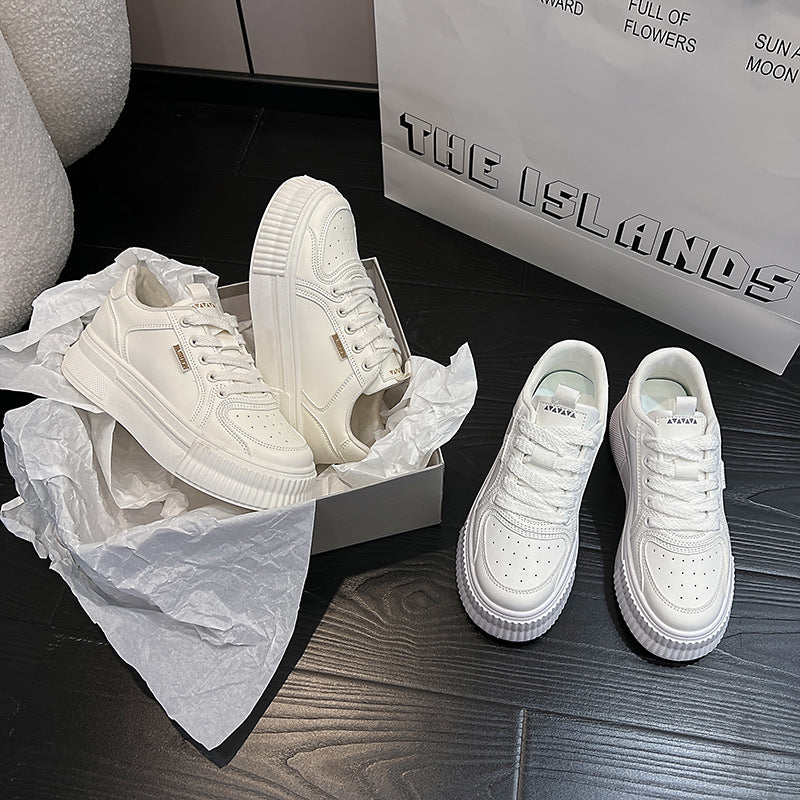 Dame Elegant Plateau-Sneaker med åndbar overfladestruktur og modeaccentuer Stilla