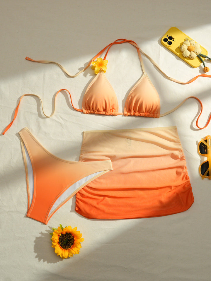 Dame triangels-bikini sæt med floral detalje og sarong nederdel Skovae