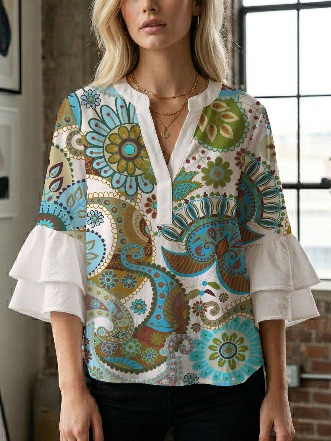 Dame bluse med voluminøse blondererm og kreativt floraldesign Skovae