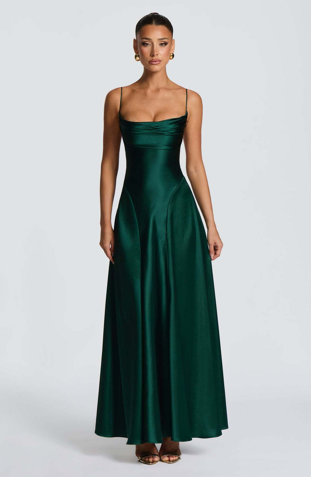 Kvindelig elegant maxi kjole med raffinerede spaghetti stropper og flydende satin Skovae