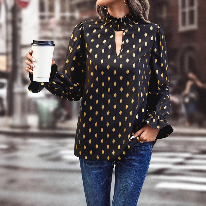 Dame elegant bluse med moderne halsudskæring og gyldne accenter Stilla
