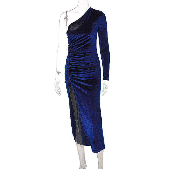 Damer Elegant og figurformet kjole lavet af luksuriøst velour-stof med asymmetrisk snit Stilla