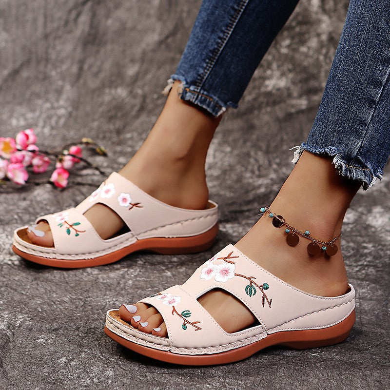 Dame mode rem sandaler med florale broderier og komfortabelt fodseng Stilla