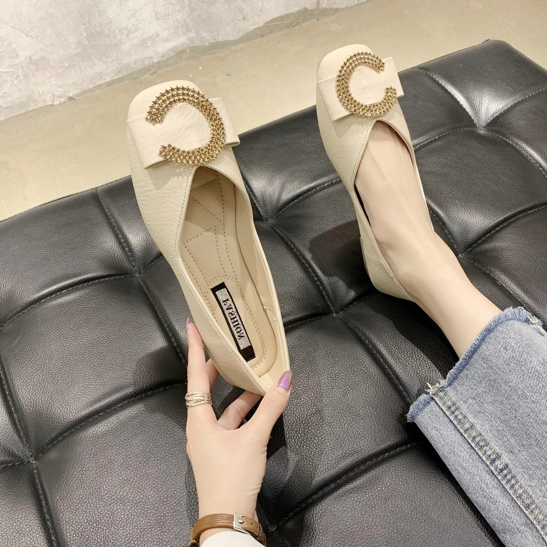 Dame elegante med strass dekorerede flade mules Stilla