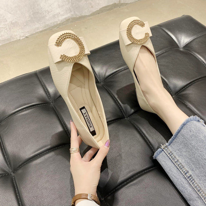 Dame elegante med strass dekorerede flade mules Stilla