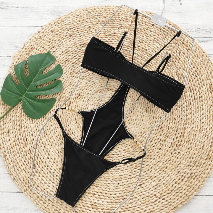 Dame Bikini-sæt med moderigtigt cut-out design og raffineret kædeaccent Stilla