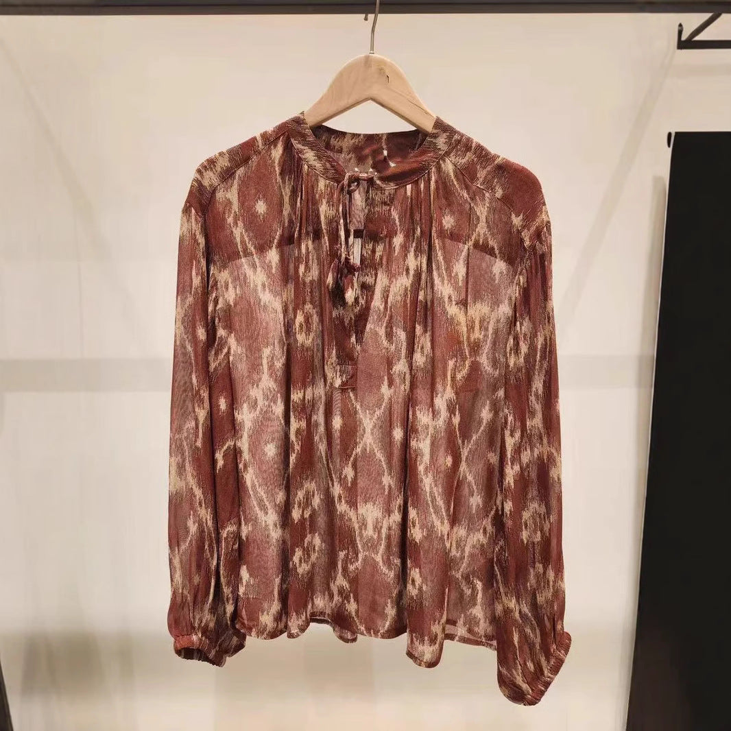 Damebluse med legende Ikat-mønster og elegante flæsedetaljer Stilla