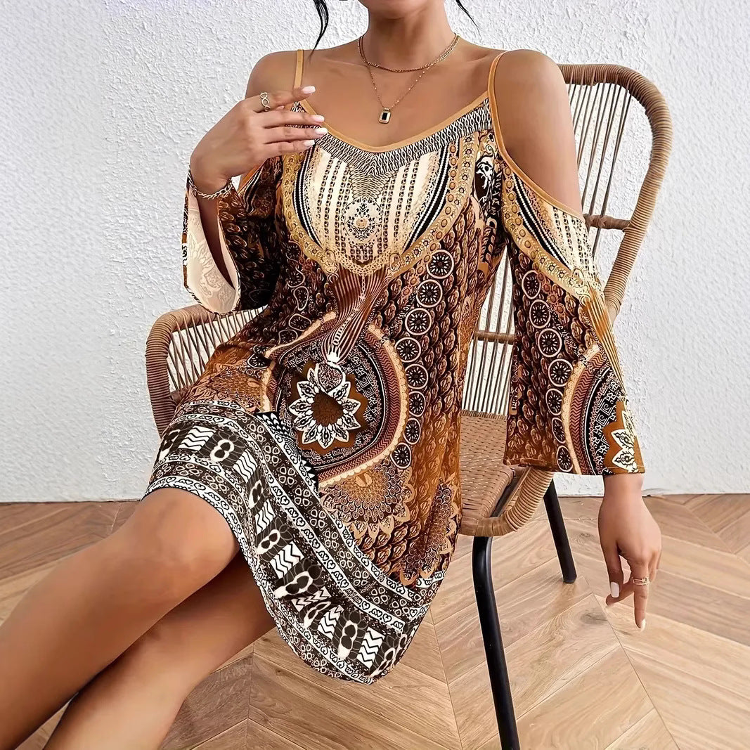 Dame Boho-inspireret kjole med skulderfri design og farverige mønstre Stilla