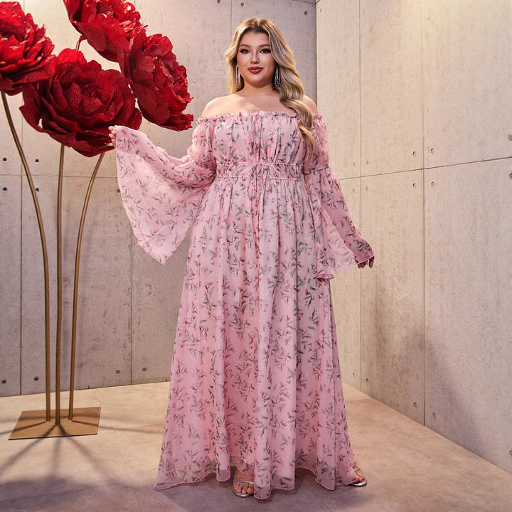 Damernes maxikjole med off-shoulder design og blomsterdetaljer Stilla