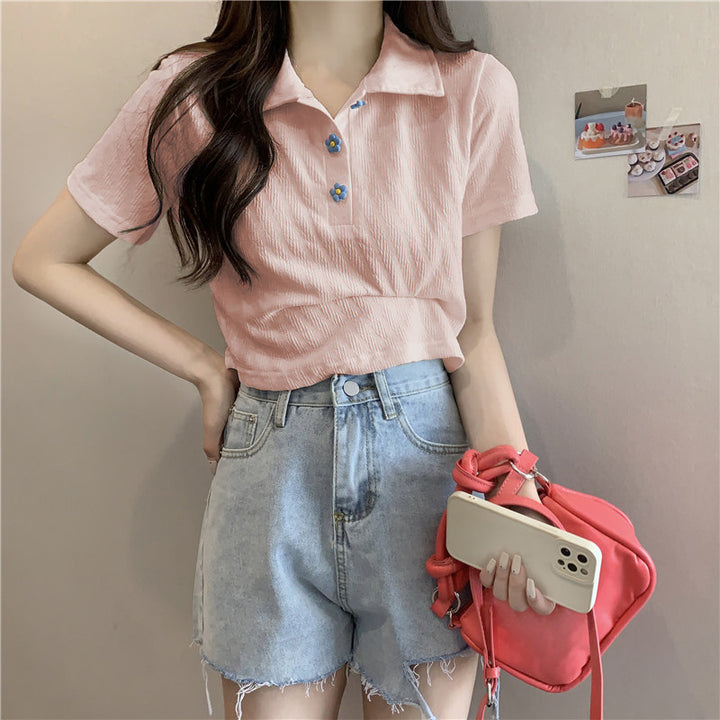 Femme Crop-Polo-Tee med blomsterknapdetalje Stilla