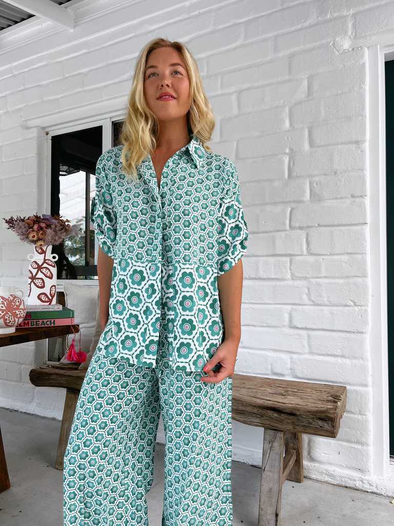 Kvinders chikke bluse-bukser kombination med blomsterprint og løs pasform