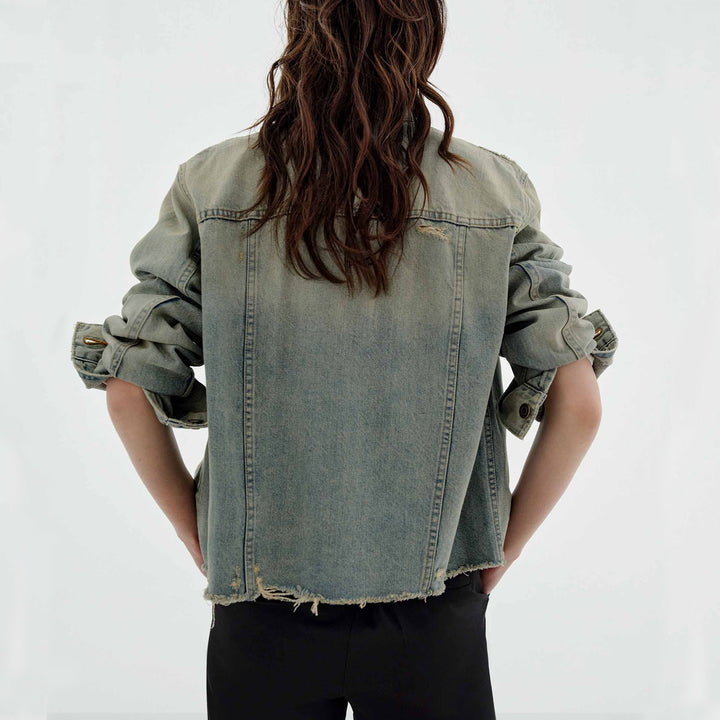 Dame mode denimjakke i vintage-stil med afslappet snit og frynset detaljer Skovae