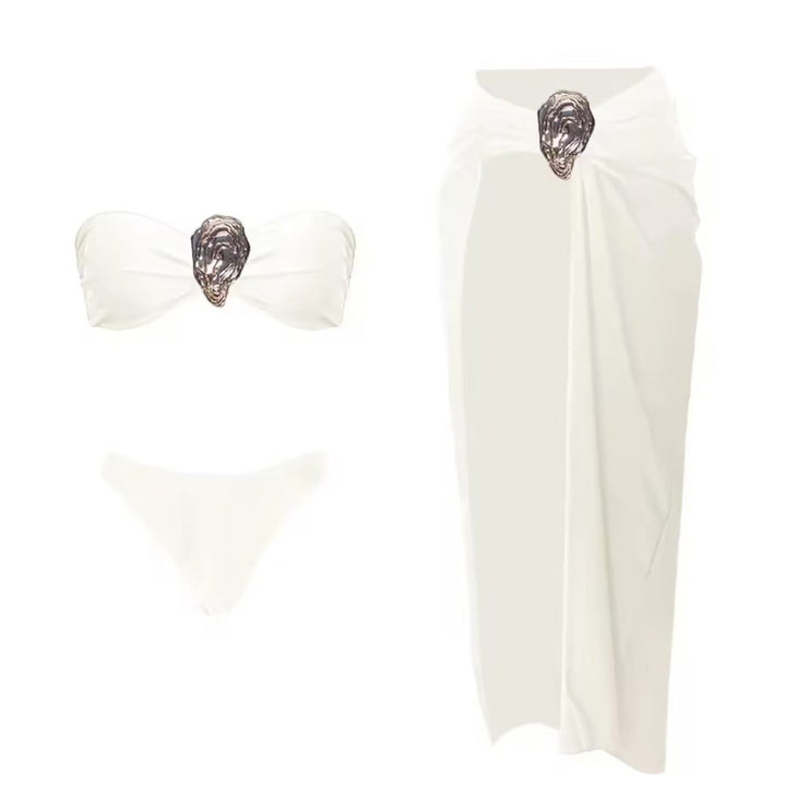 Dame bandeau-bikini med elegant omslagsskjørt og dekorativt vedhæng Stilla