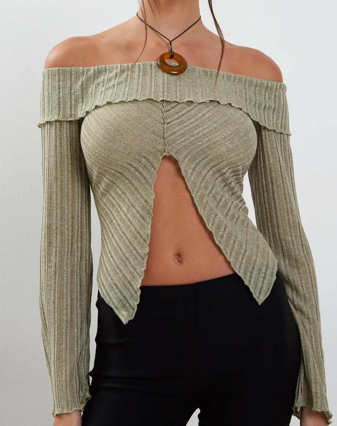Dame trendy top med off-shoulder-design og dekorative flæser Skovae