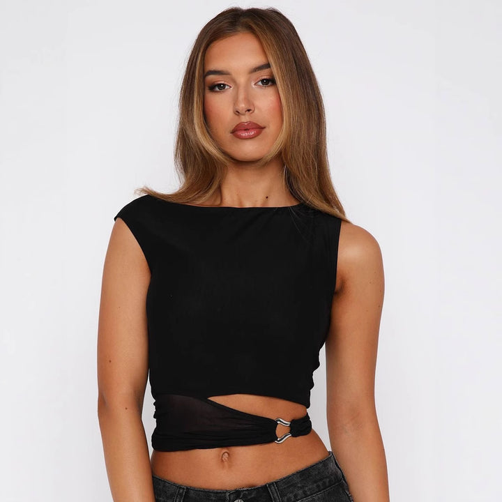 Dame crop-top med asymmetrisk snit og dekorativ ringdetalje Skovae