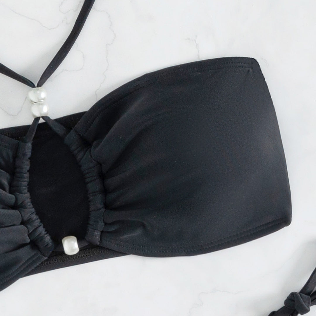 Dame Bandeau-Bikini med detaljeret cut-out og asymmetrisk design Stilla