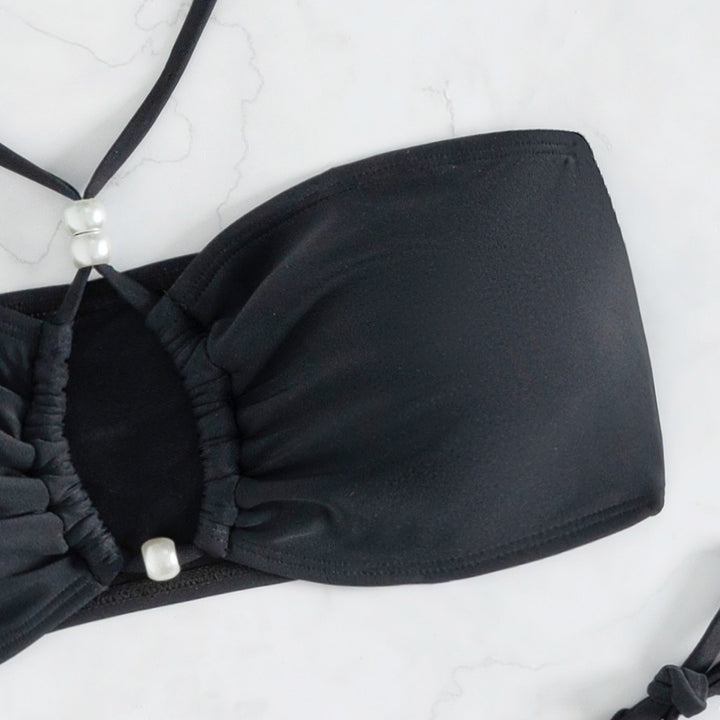Dame Bandeau-Bikini med detaljeret cut-out og asymmetrisk design Stilla