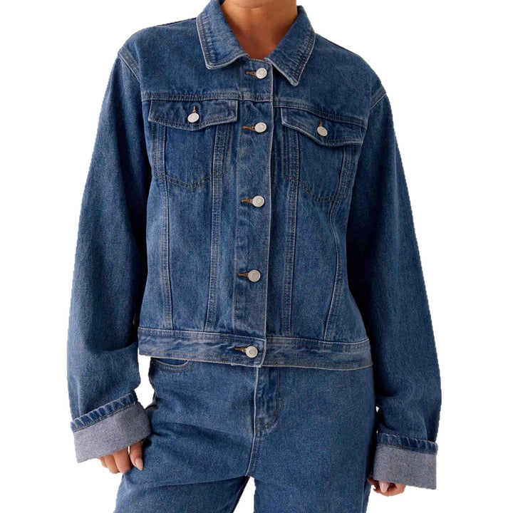 Dame trendy denimjakke i afslappet snit med påsyede lommer og knapdetaljer Skovae