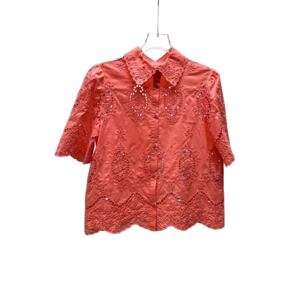 Damebluse med kunstnerisk hulmønster og elegant høj krave Stilla