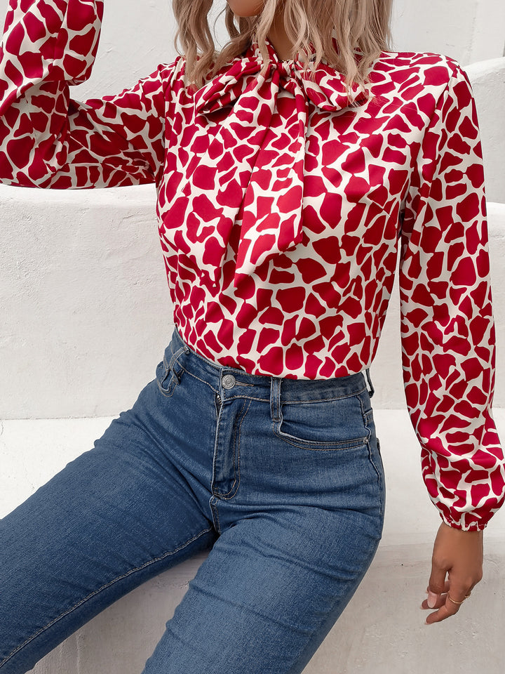 Damebluse med elegant sløjfebinding og dyreprint Stilla