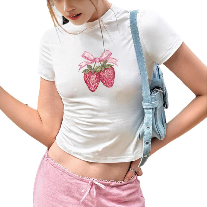 Dame Crop-T-Shirt med legende jordbærmotiv og elegant halsafslutning Skovae