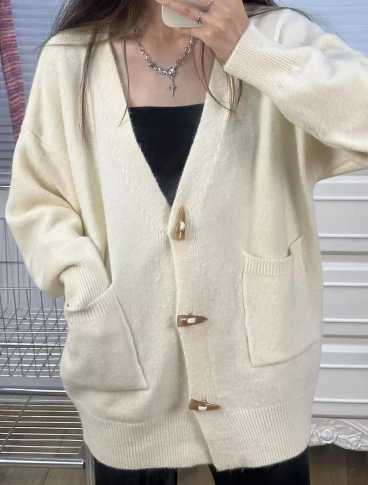 Dame strikjakke med store lommer og elegant V-udskæring Stilla