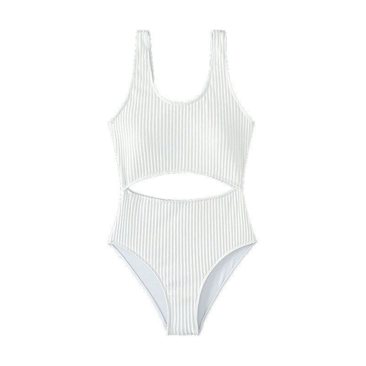 Dame en-delt badedragt med stilfuld cut-out design og elastisk ribmateriale Stilla