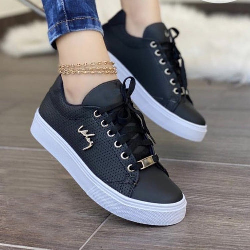 Dame mode sneakers med åndbart overmateriale og elegante metal accenter Stilla