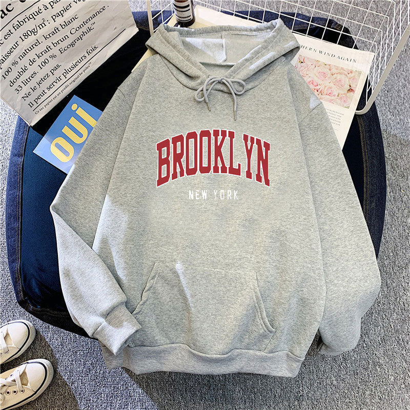 Kvinders hoodie med trendy Brooklyn print Skovae