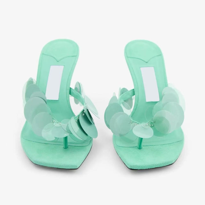 Femme Elegante Rutschsandaler med dekorative Disc Accenter Stilla