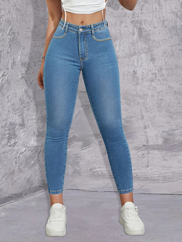 Dame figurtilpassede jeans med stilfulde nitterdekorationer og høj talje Stilla