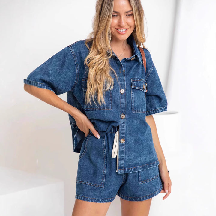 Dame jeans-shorts-outfit med oversized skjorte Stilla