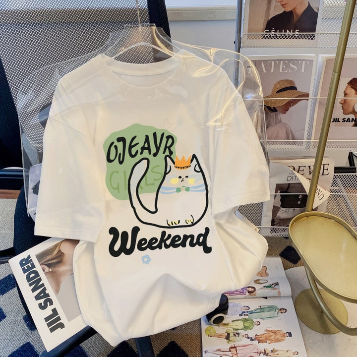 Dame T-shirt med kreativt kattemotiv og inspirerende weekend-tekst Stilla