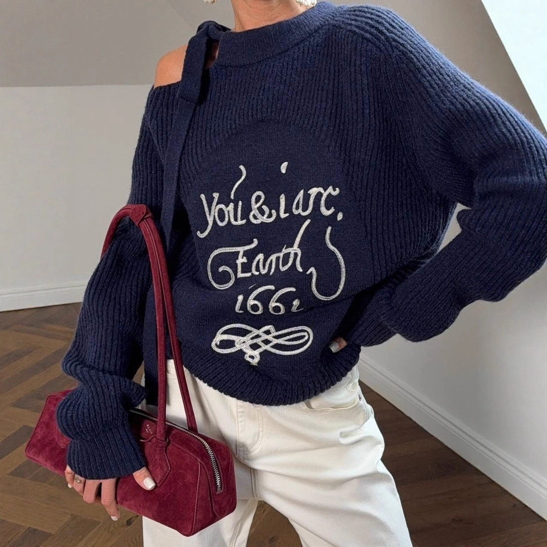 Kvindernes chunky strikket sweater med dekorativ tekst og asymmetrisk halsudskæring Stilla