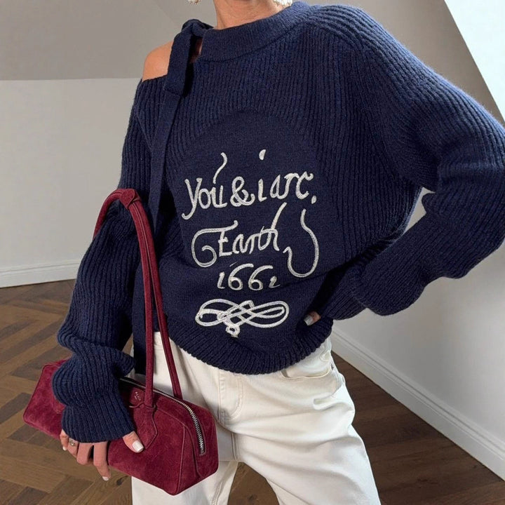 Kvindernes chunky strikket sweater med dekorativ tekst og asymmetrisk halsudskæring Stilla